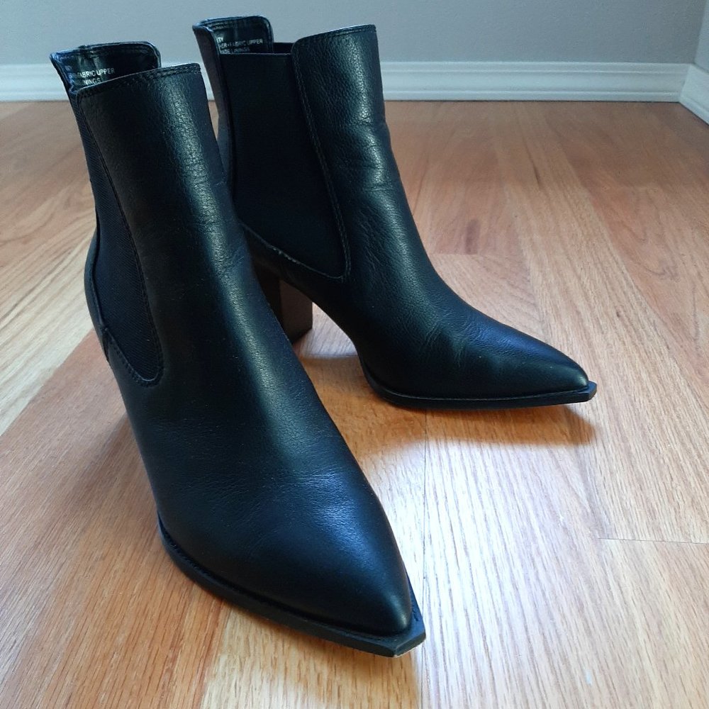 Neiman Marcus black leather size 9 pointy toe ankle boots